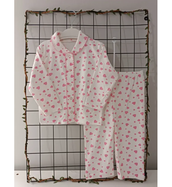 GONCA BEBE YAKA ÖNDEN ÇITÇITLI PENYE PİJAMA TAKIMI / PEMBE KALPLİ